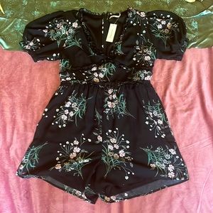 New with tag mi ami xl black romper with flowers- back zipper ruffle waist